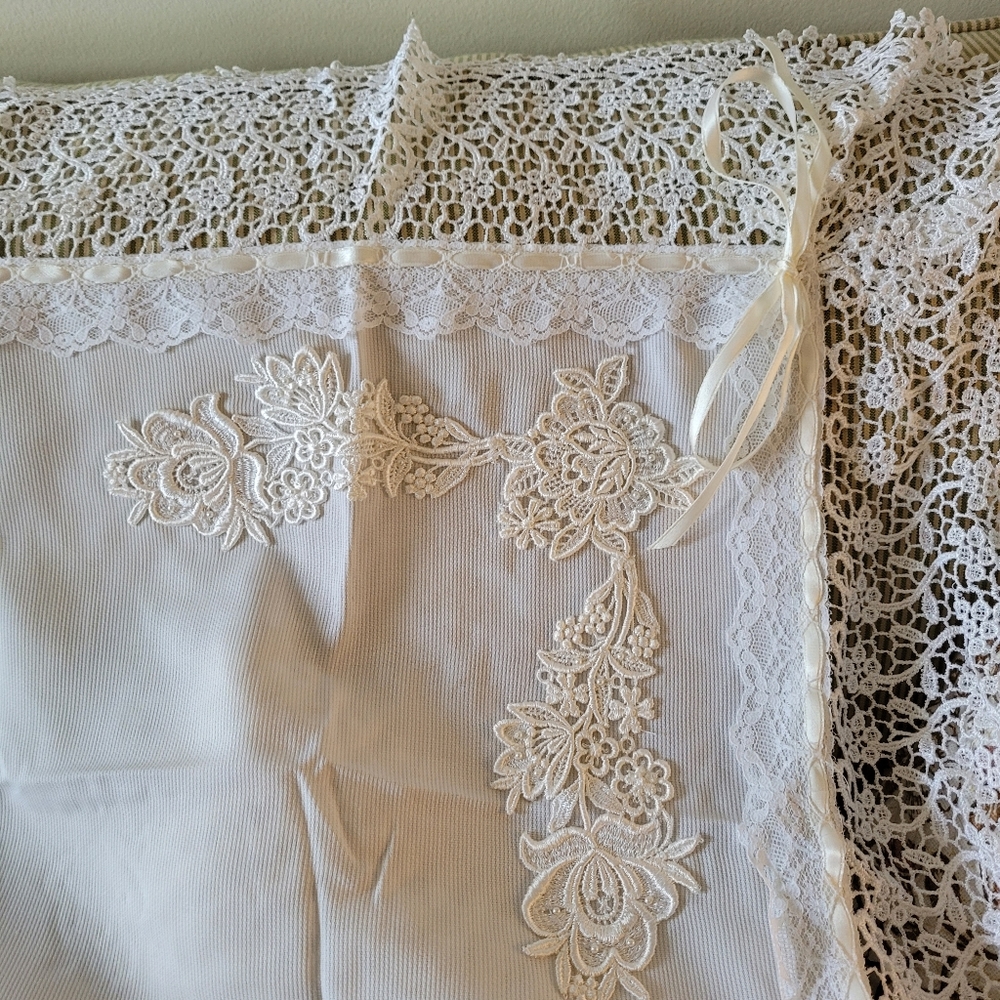 Gorgeous stunning lace border tablecloth with floral applique
